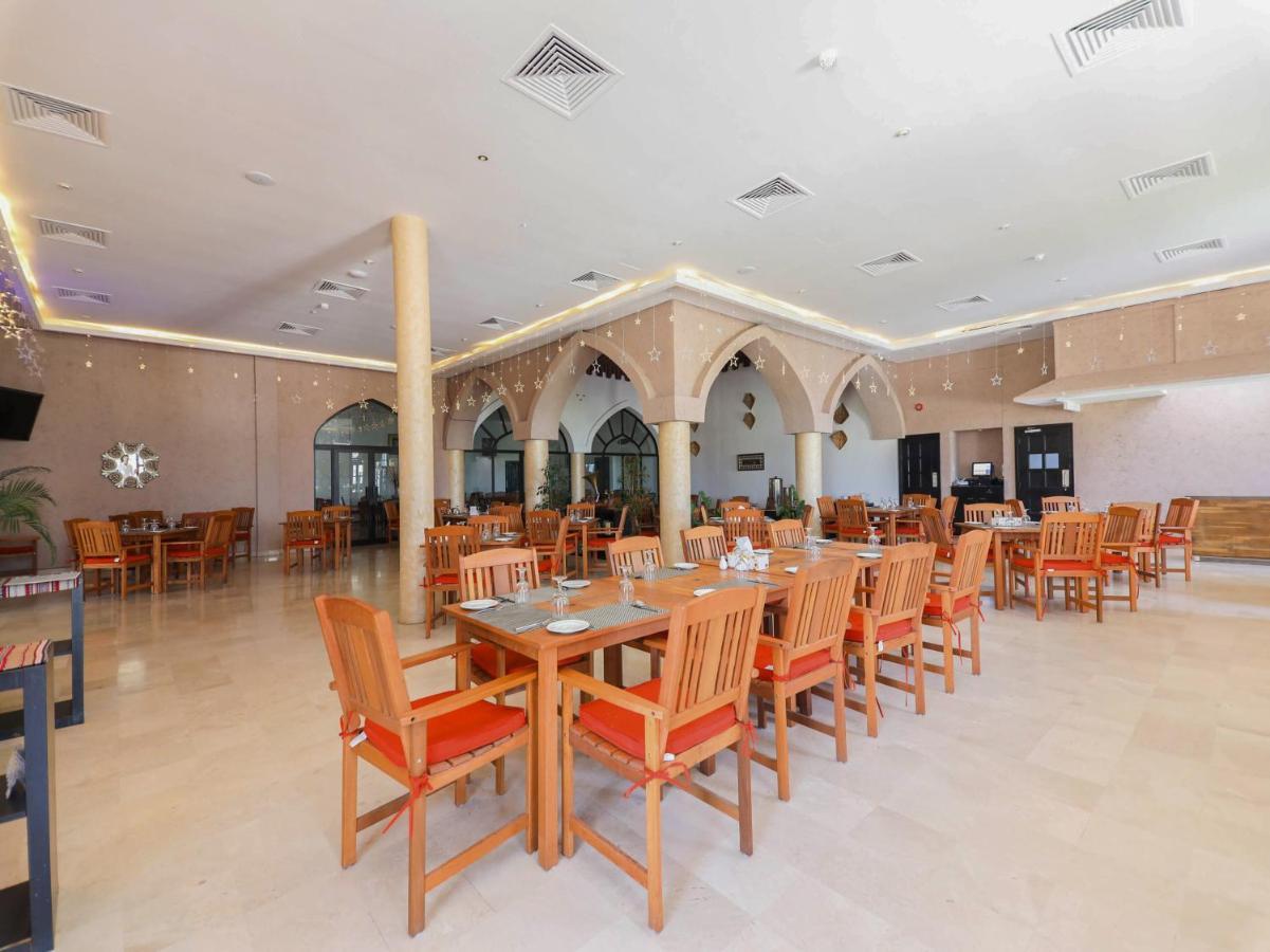 Capital O133 Al Sawadi Beach Resort & Spa 바르카 외부 사진
